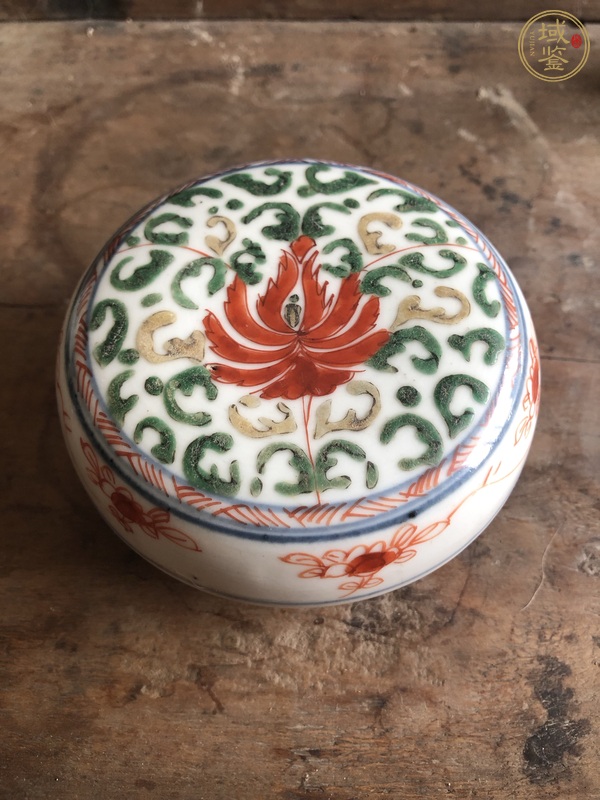 古玩陶瓷青花五彩花卉紋粉盒真品鑒賞圖