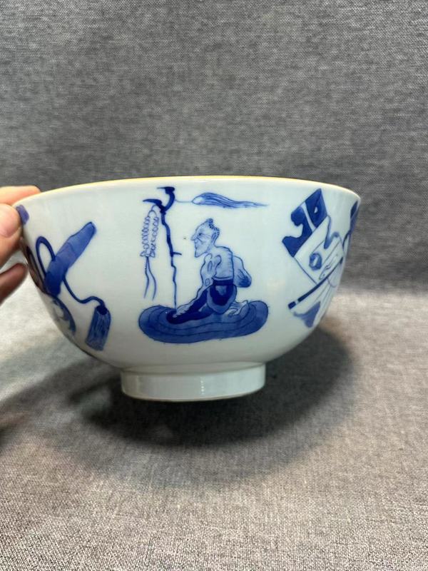 古玩轉(zhuǎn)賣清晚期青花內(nèi)外滿繪人物博古圖大碗拍賣，當(dāng)前價(jià)格1550元
