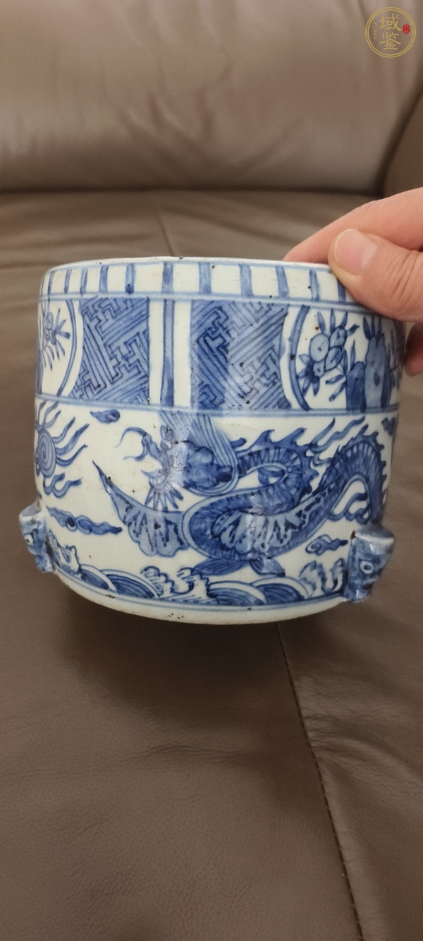 古玩陶瓷青花龍紋三足爐真品鑒賞圖