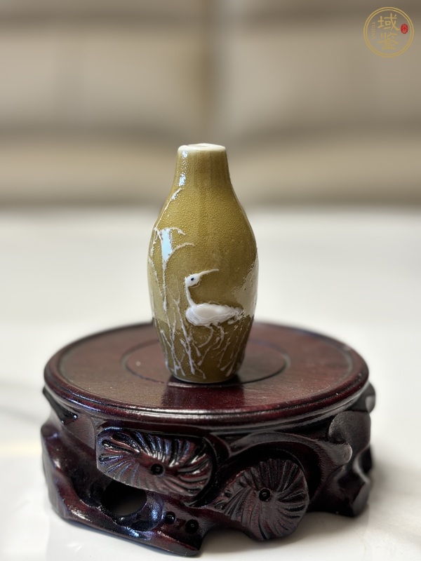 古玩褐釉堆塑鼻煙壺真品鑒賞圖