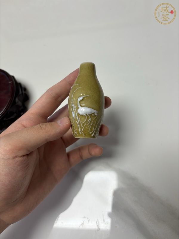 古玩陶瓷褐釉堆塑鼻煙壺真品鑒賞圖