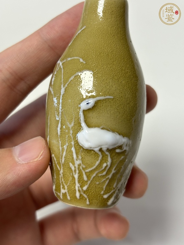 古玩陶瓷褐釉堆塑鼻煙壺真品鑒賞圖