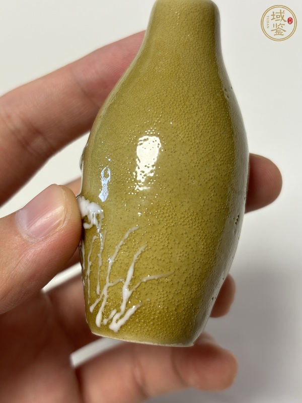 古玩陶瓷褐釉堆塑鼻煙壺真品鑒賞圖