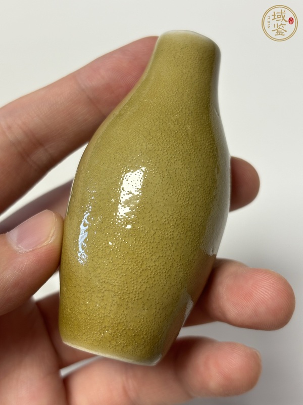 古玩陶瓷褐釉堆塑鼻煙壺真品鑒賞圖