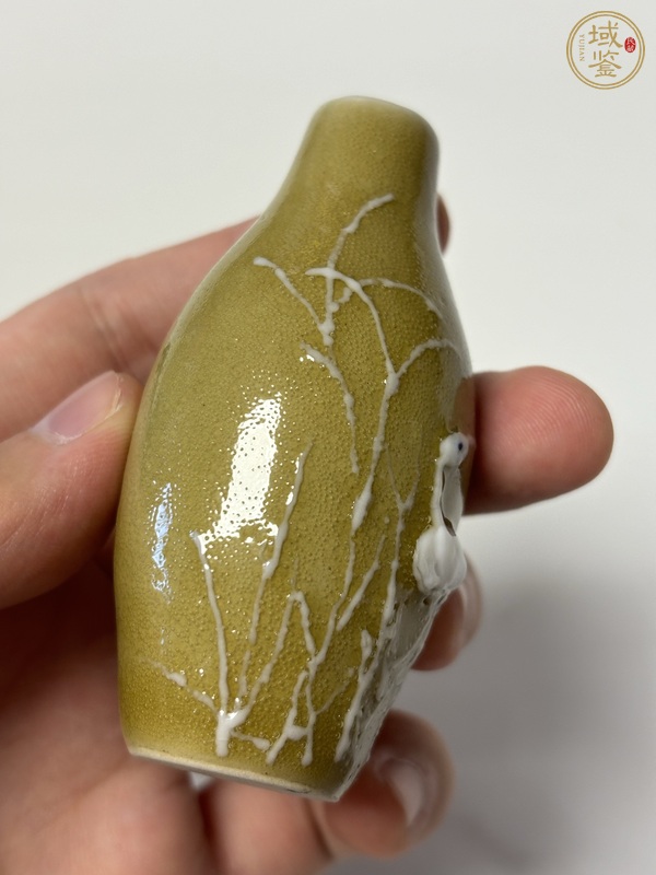 古玩陶瓷褐釉堆塑鼻煙壺真品鑒賞圖