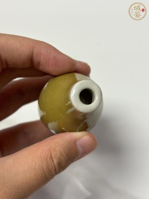 古玩陶瓷褐釉堆塑鼻煙壺真品鑒賞圖