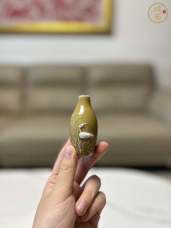 古玩陶瓷褐釉堆塑鼻煙壺真品鑒賞圖