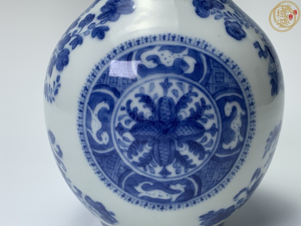 古玩陶瓷清乾隆 青花團(tuán)花紋天球瓶真品鑒賞圖