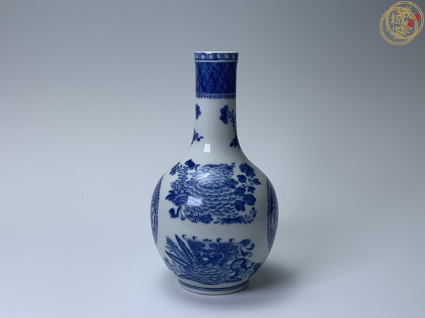 古玩陶瓷清乾隆 青花團(tuán)花紋天球瓶真品鑒賞圖