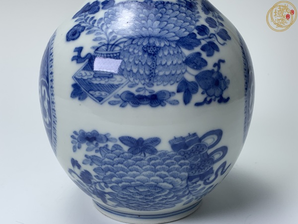 古玩陶瓷清乾隆 青花團(tuán)花紋天球瓶真品鑒賞圖