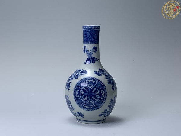 古玩陶瓷清乾隆 青花團(tuán)花紋天球瓶真品鑒賞圖