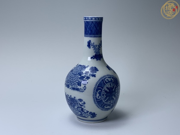 古玩陶瓷清乾隆 青花團(tuán)花紋天球瓶真品鑒賞圖