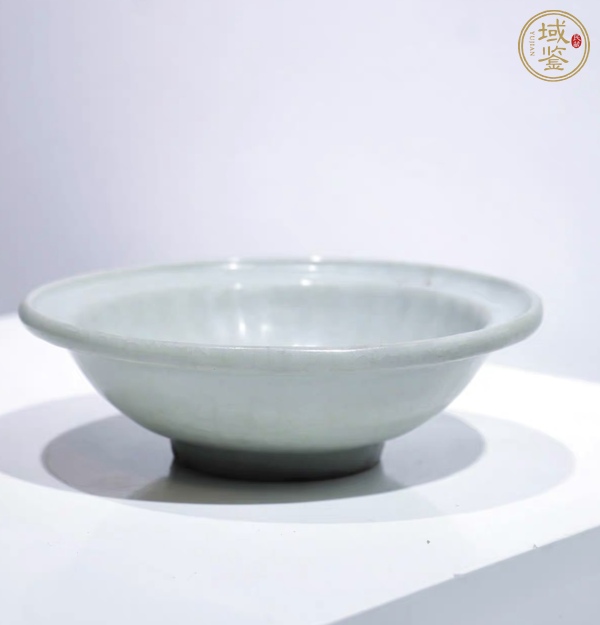 古玩陶瓷龍泉窯菊瓣洗真品鑒賞圖