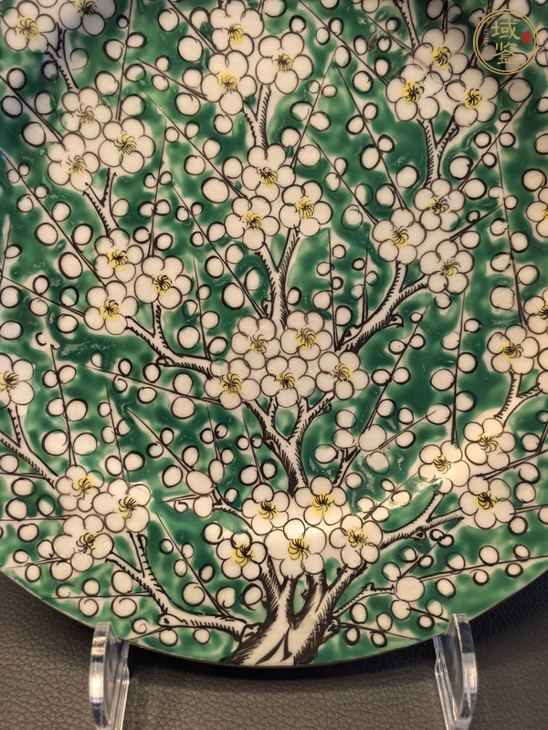 古玩陶瓷綠地粉彩梅花盤真品鑒賞圖
