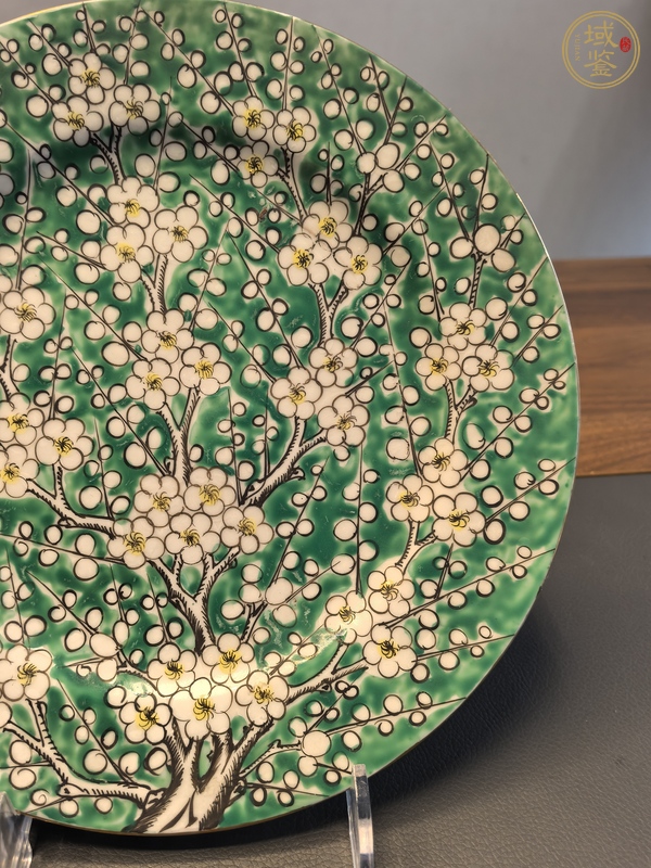 古玩陶瓷綠地粉彩梅花盤真品鑒賞圖
