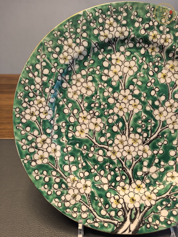 古玩陶瓷綠地粉彩梅花盤真品鑒賞圖
