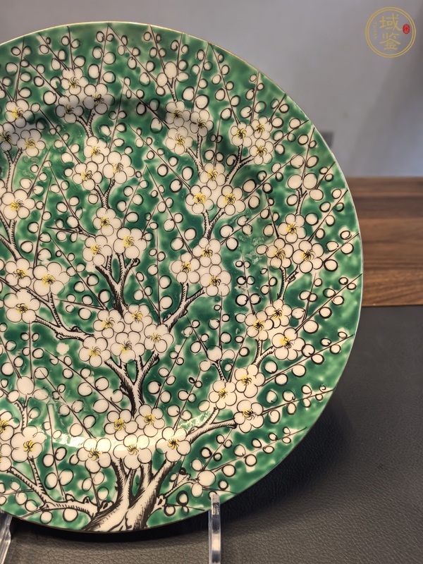古玩陶瓷綠釉粉彩梅花盤真品鑒賞圖