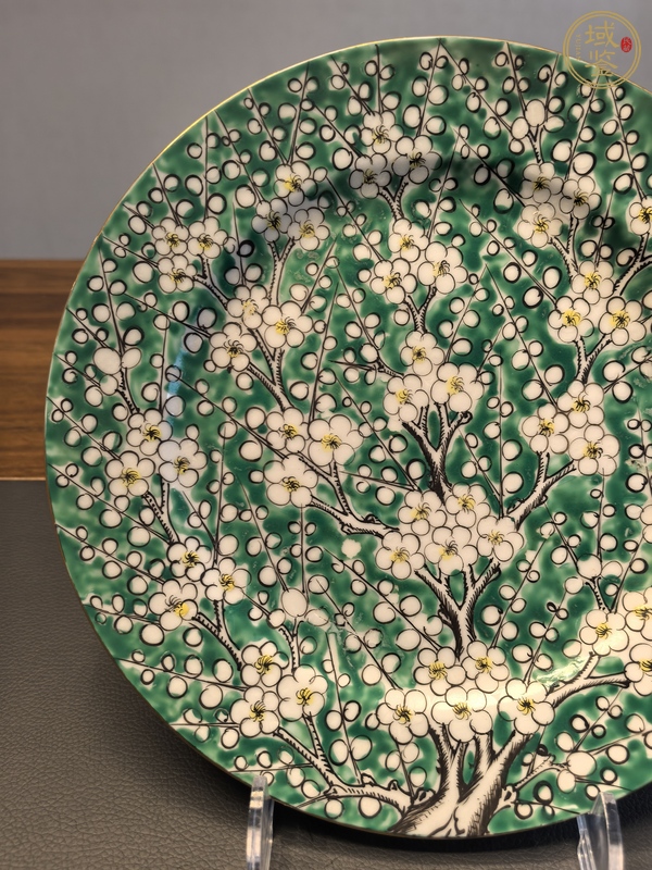 古玩陶瓷綠釉粉彩梅花盤真品鑒賞圖