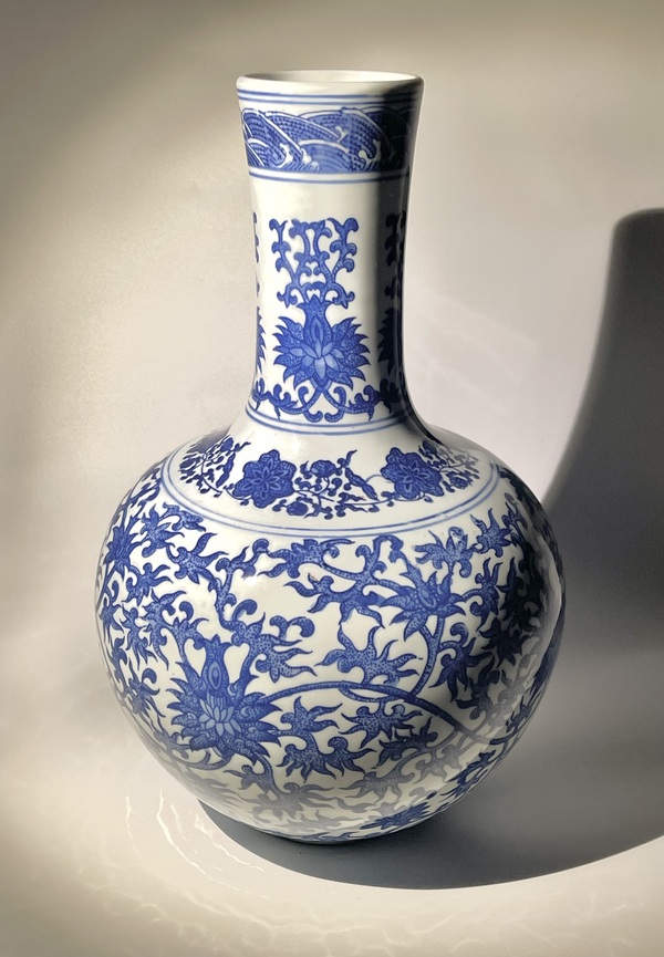 古玩轉(zhuǎn)賣青花纏枝花卉紋天球瓶拍賣，當前價格0元