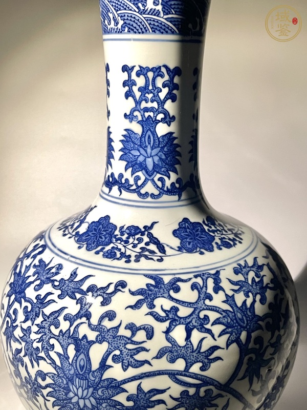 古玩陶瓷青花纏枝花卉紋天球瓶真品鑒賞圖