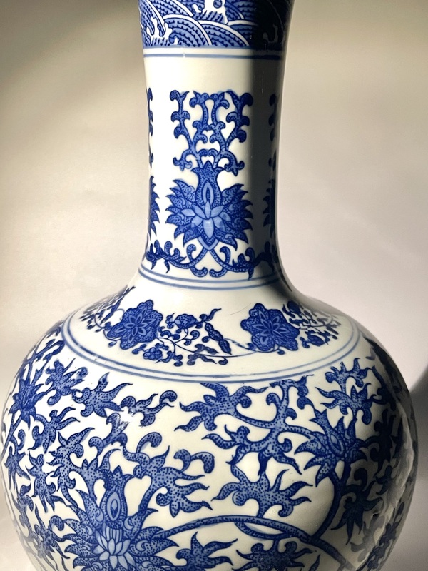 古玩陶瓷青花纏枝花卉紋天球瓶拍賣，當(dāng)前價(jià)格900元