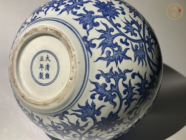 古玩陶瓷青花纏枝花卉紋天球瓶真品鑒賞圖