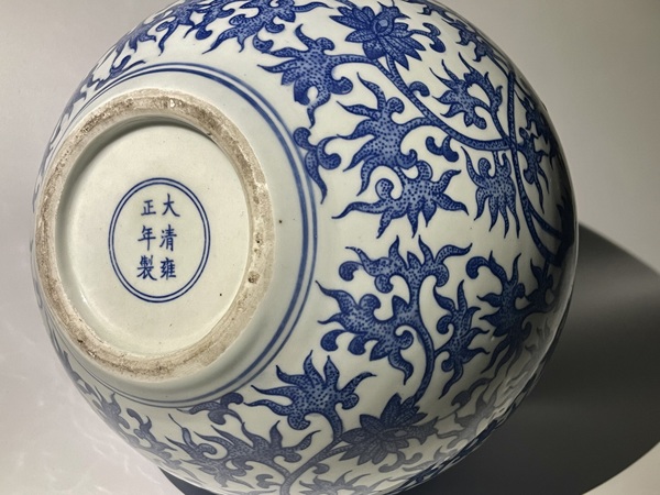 古玩陶瓷青花纏枝花卉紋天球瓶拍賣，當(dāng)前價(jià)格900元