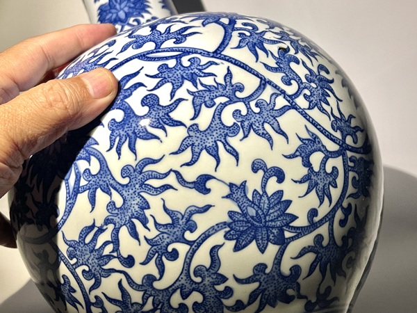 古玩陶瓷青花纏枝花卉紋天球瓶拍賣，當(dāng)前價(jià)格900元