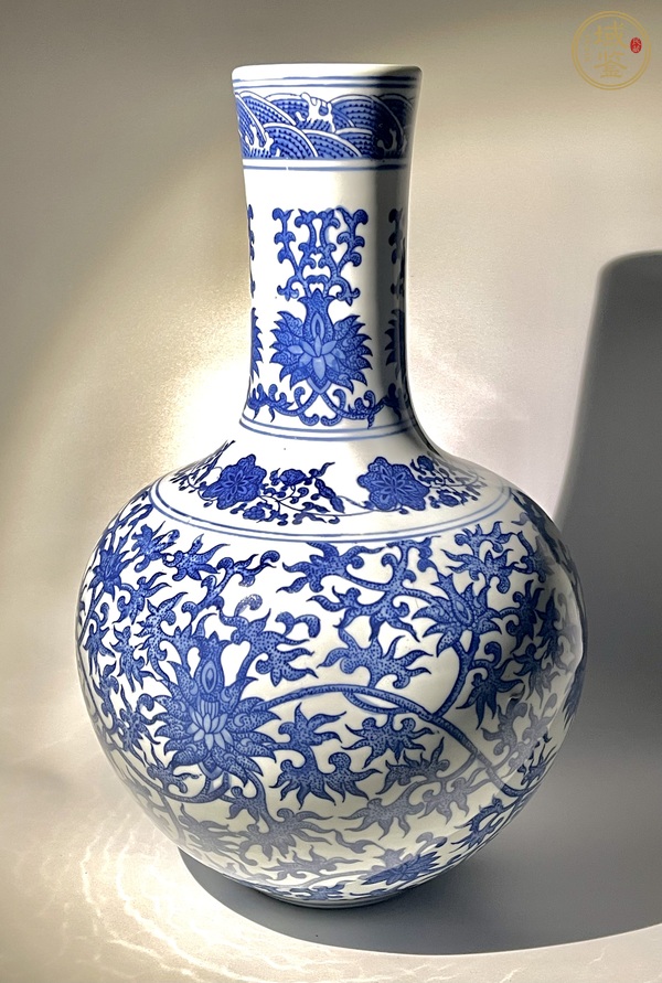 古玩陶瓷青花纏枝花卉紋天球瓶真品鑒賞圖