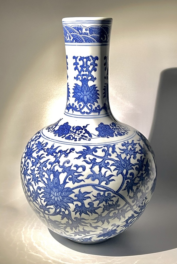 古玩陶瓷青花纏枝花卉紋天球瓶拍賣，當(dāng)前價(jià)格900元