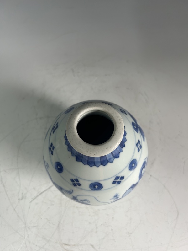 古玩陶瓷清康熙·人物青花小瓶拍賣，當(dāng)前價(jià)格27000元