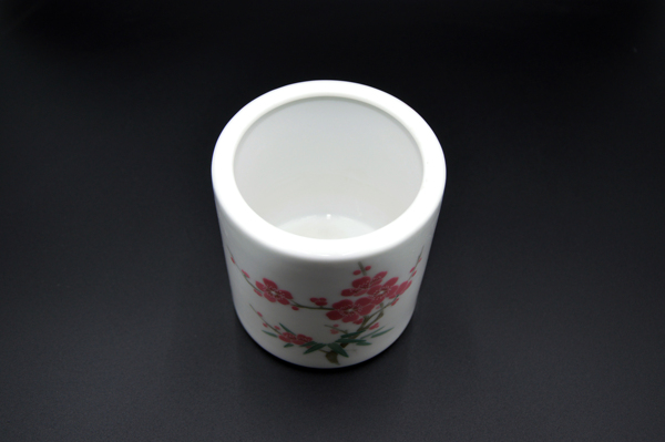 古玩陶瓷【鳳麟齋】厚胎彩繪梅花紋筆筒拍賣，當前價格58元