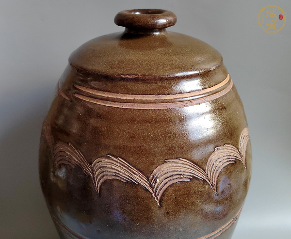 古玩陶瓷茶葉末釉刻水波紋梅瓶真品鑒賞圖