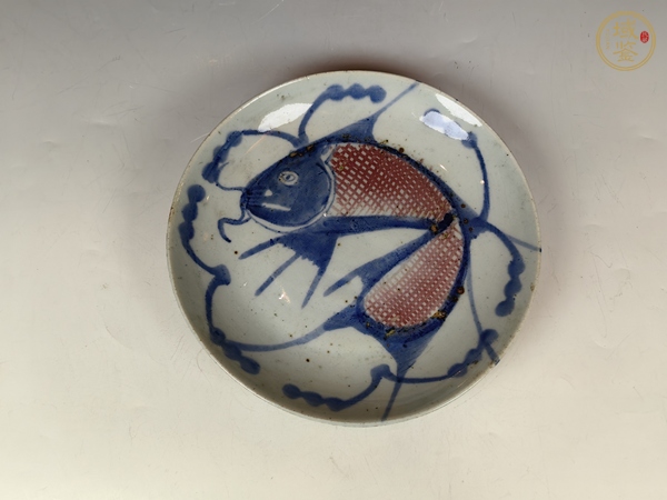 古玩陶瓷清中晚青花釉里紅鯉魚盤真品鑒賞圖