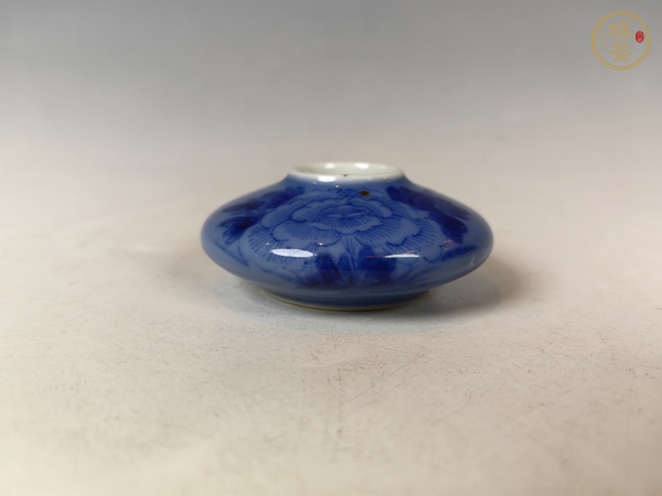 古玩陶瓷清中藍(lán)上藍(lán)青花花卉紋文房水盂真品鑒賞圖