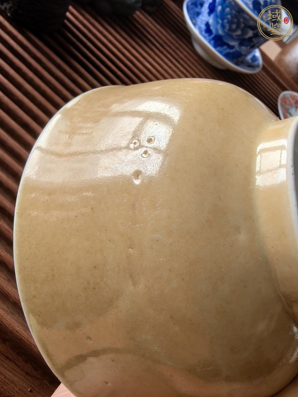 古玩陶瓷外醬釉內(nèi)青花纏枝蓮紋碗真品鑒賞圖