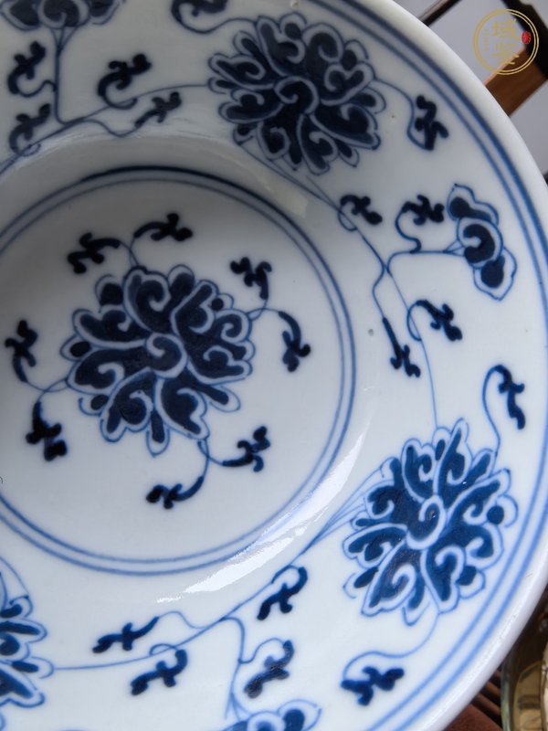 古玩陶瓷外醬釉內(nèi)青花纏枝蓮紋碗真品鑒賞圖