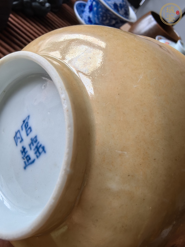 古玩陶瓷外醬釉?xún)?nèi)青花纏枝蓮紋碗真品鑒賞圖