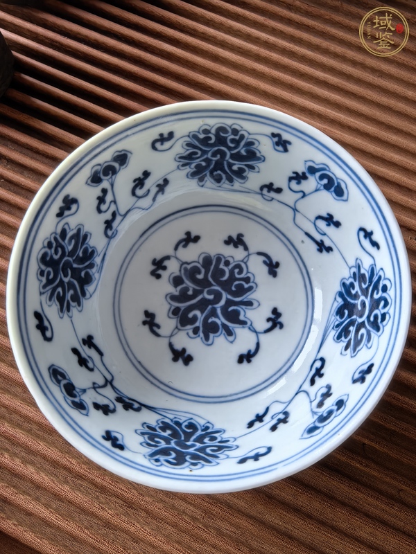 古玩陶瓷外醬釉內(nèi)青花纏枝蓮紋碗真品鑒賞圖