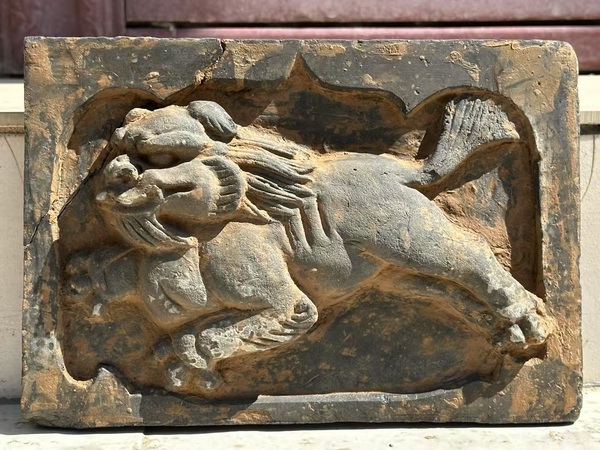 古玩陶瓷宋金刀刻工跑獅圖磚雕（波斯獅風(fēng)格）拍賣，當(dāng)前價(jià)格376元