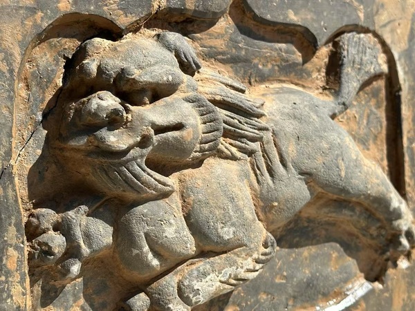 古玩陶瓷宋金刀刻工跑獅圖磚雕（波斯獅風(fēng)格）拍賣，當(dāng)前價(jià)格376元