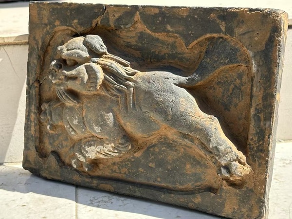 古玩陶瓷宋金刀刻工跑獅圖磚雕（波斯獅風(fēng)格）拍賣，當(dāng)前價(jià)格376元