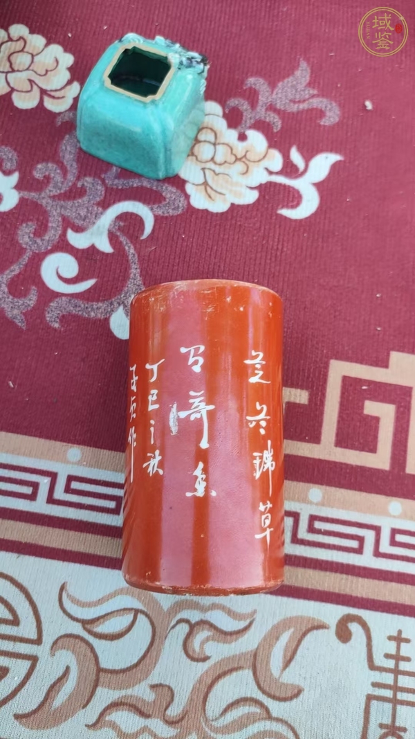 古玩陶瓷珊瑚紅留白筆筒真品鑒賞圖
