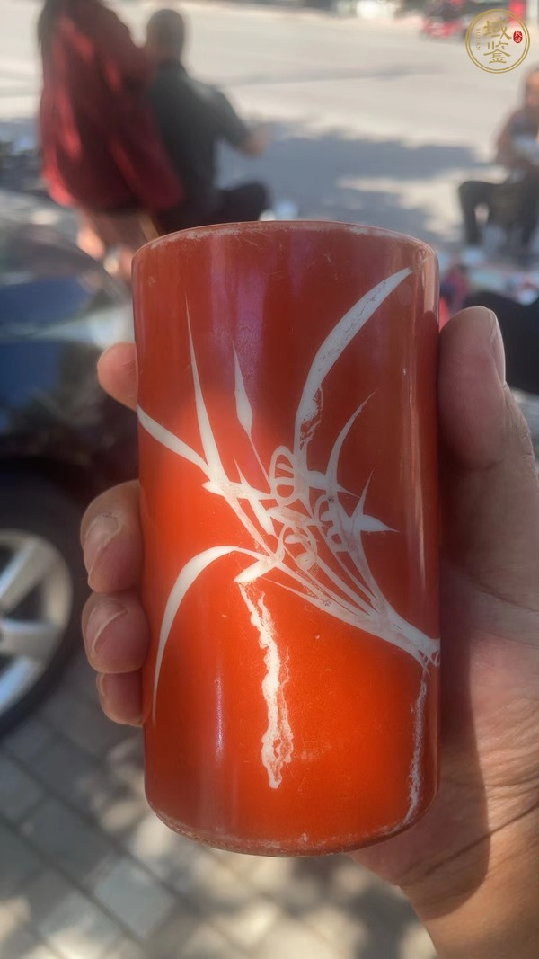 古玩陶瓷珊瑚紅留白筆筒真品鑒賞圖