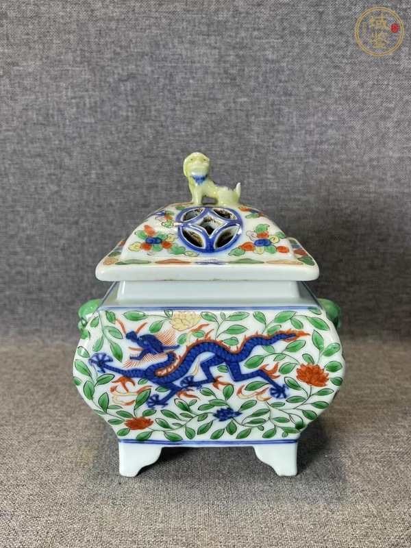 古玩陶瓷青花五彩龍紋鼎式爐真品鑒賞圖