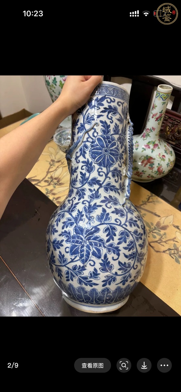 古玩陶瓷青花纏枝花卉紋貼塑龍紋瓶真品鑒賞圖