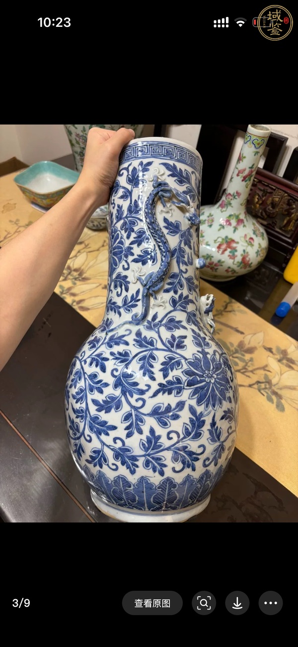 古玩陶瓷青花纏枝花卉紋貼塑龍紋瓶真品鑒賞圖