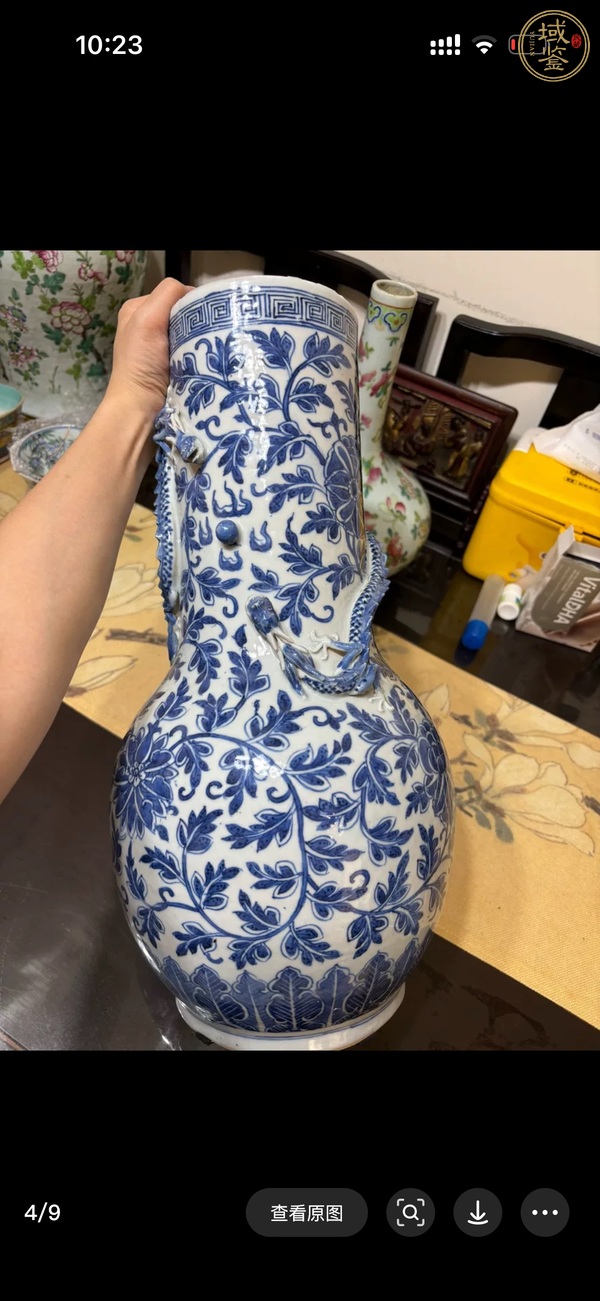 古玩陶瓷青花纏枝花卉紋貼塑龍紋瓶真品鑒賞圖