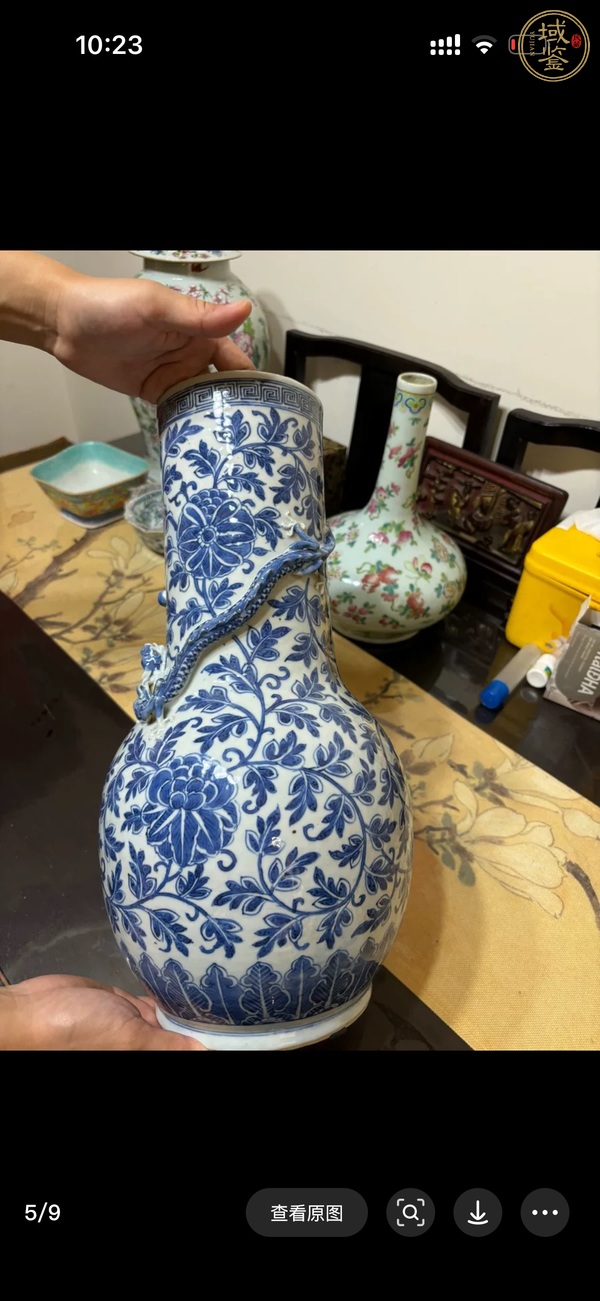 古玩陶瓷青花纏枝花卉紋貼塑龍紋瓶真品鑒賞圖