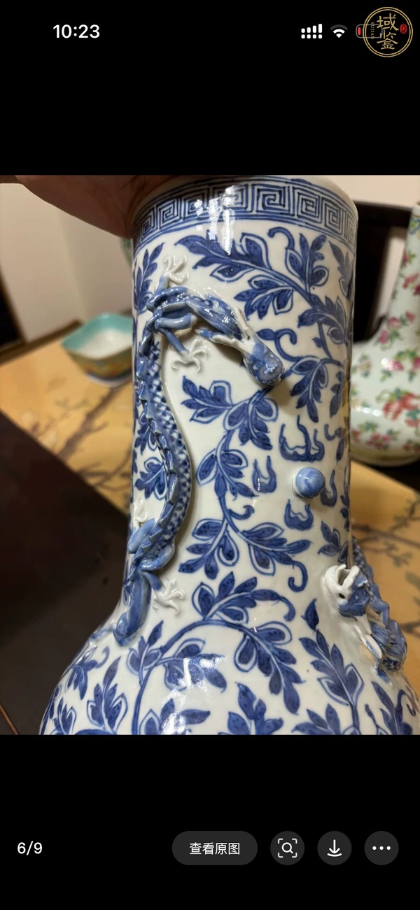 古玩陶瓷青花纏枝花卉紋貼塑龍紋瓶真品鑒賞圖